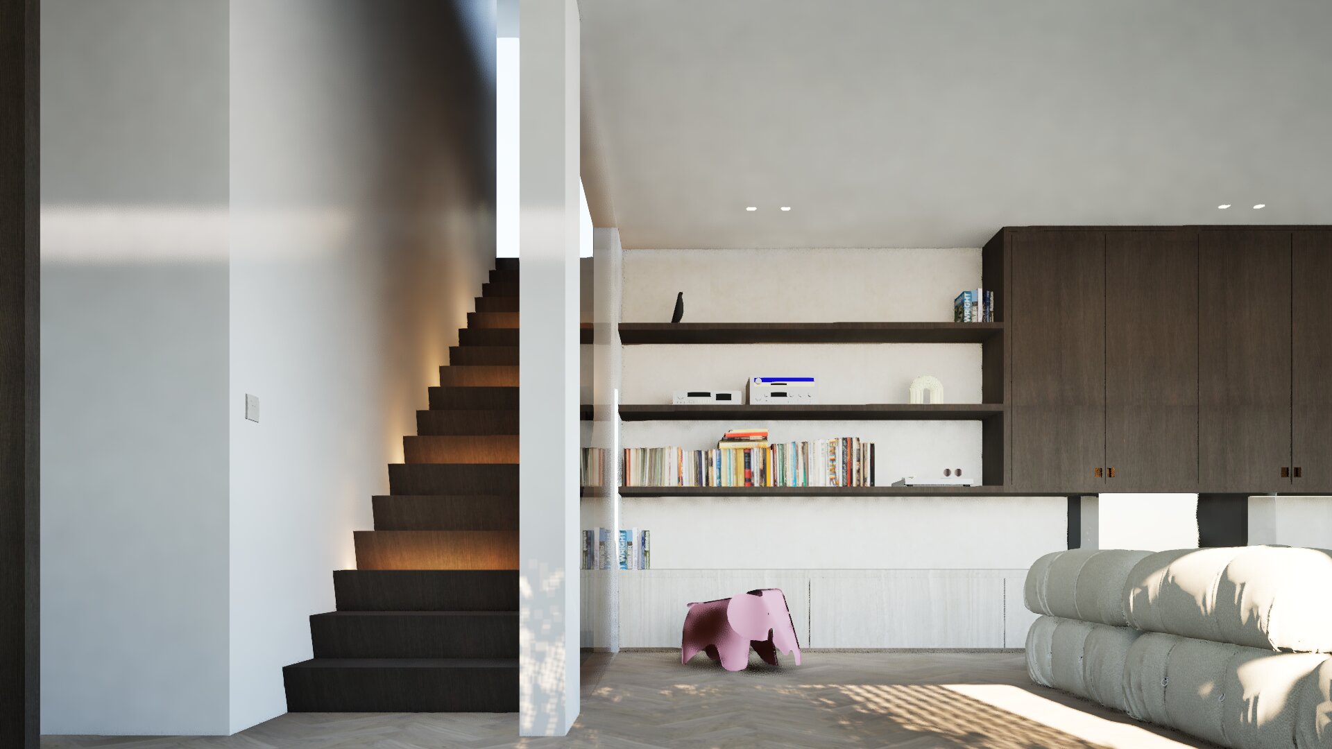 Moderne woonkamer met een beige gestoffeerde bank, een roze olifantvormig kinderstoeltje, ingebouwde boekenplanken met boeken en apparaten, en een verlichte zwarte houten trap.